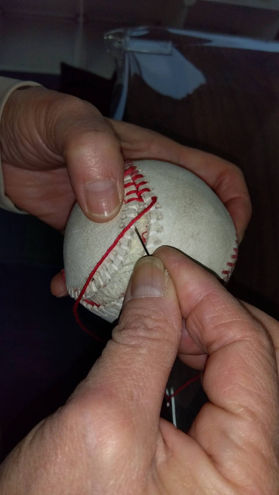 硬式野球ボールの修復を行っています