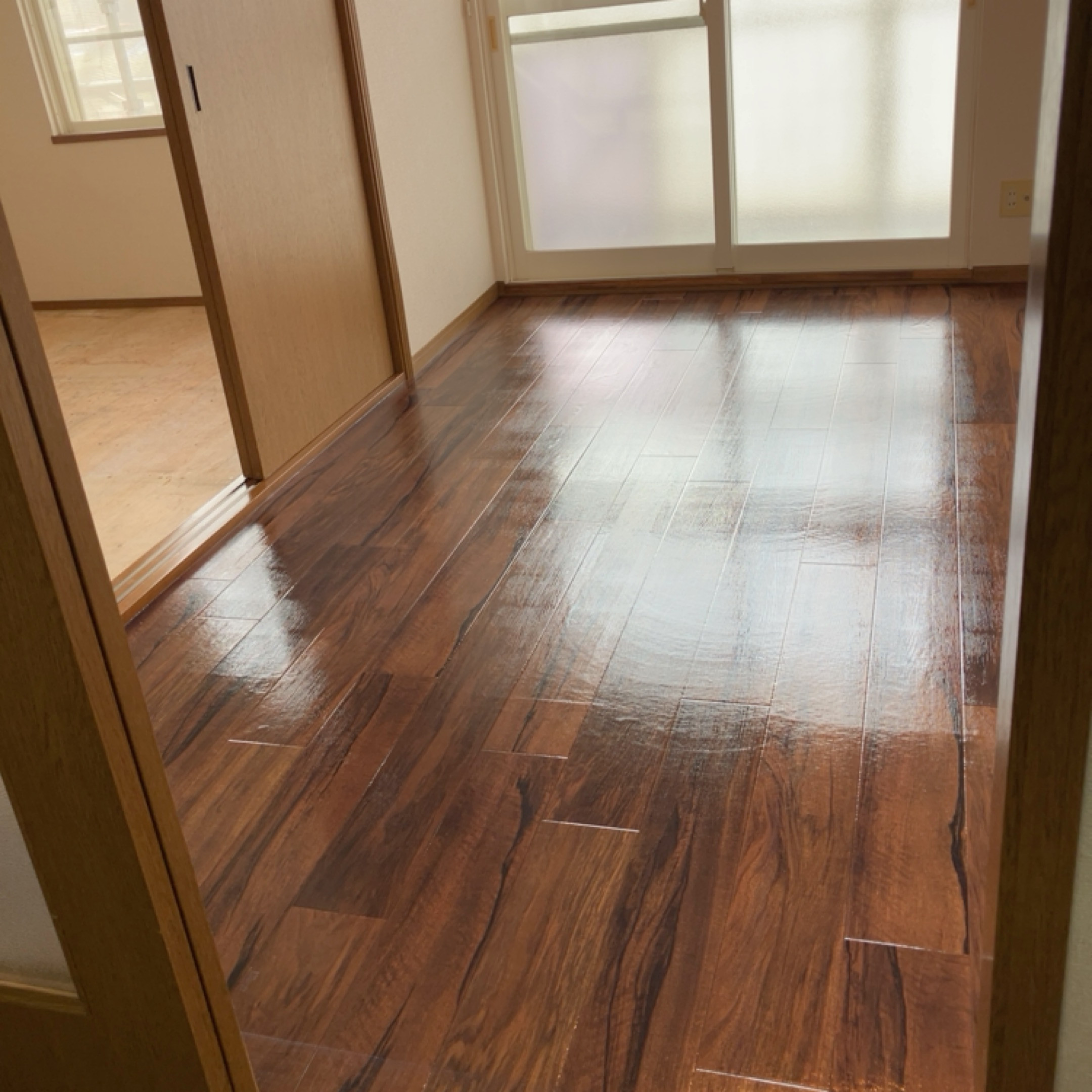 床クッションフロア施工　ワックス塗布