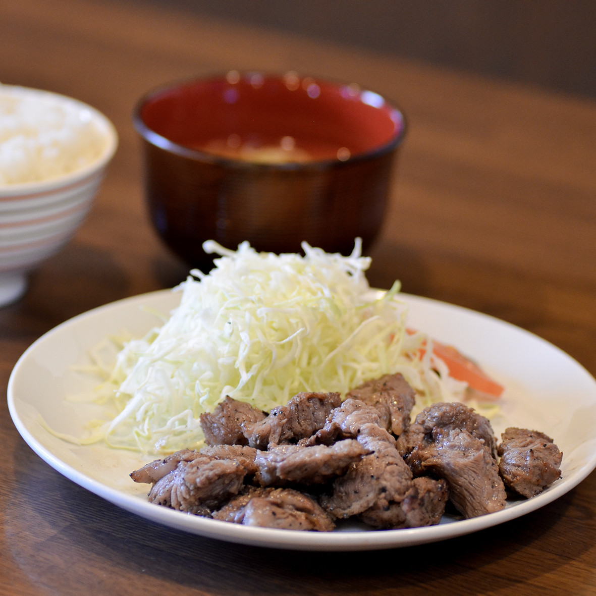 ③ 牛中落ち塩カルビ定食