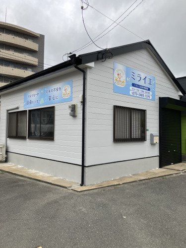 外壁塗装の完了〜看板設置