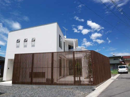 加茂郡建築会社・美濃加茂市建築会社・可児市建築会社・アウトドア建築・格子で目隠し.jpg