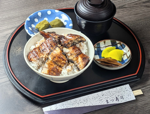 うな丼　2200円（税込み）