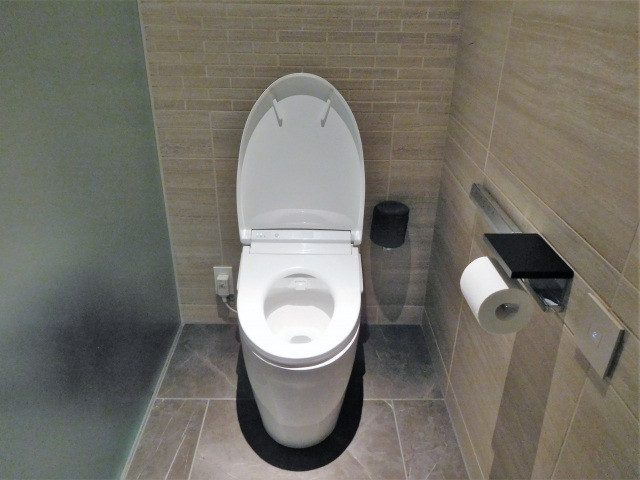 コンパクトで現代的なトイレの空間