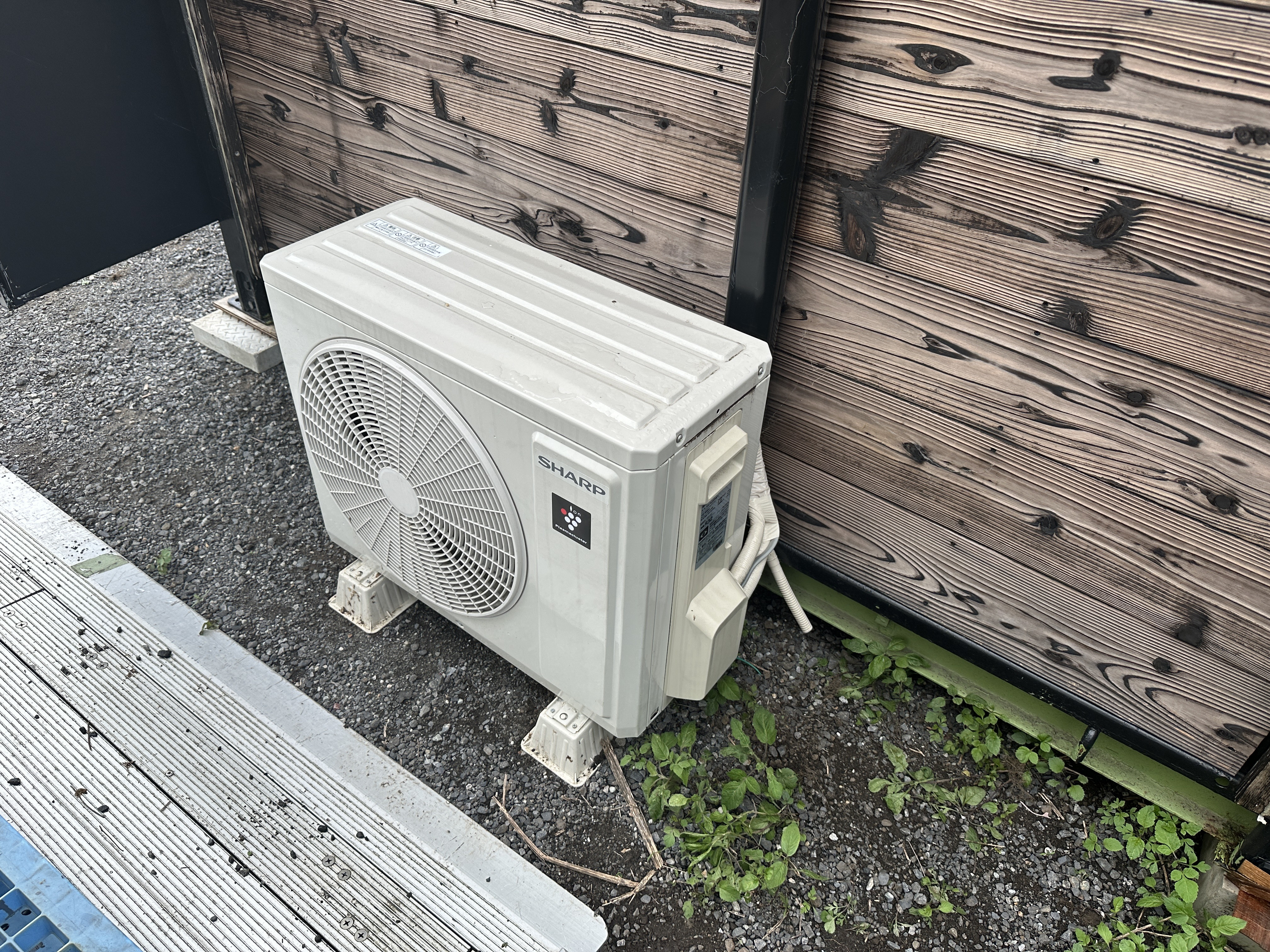 つくば市のお客様より室外機取付、専用回路工事のご依頼を頂きました。