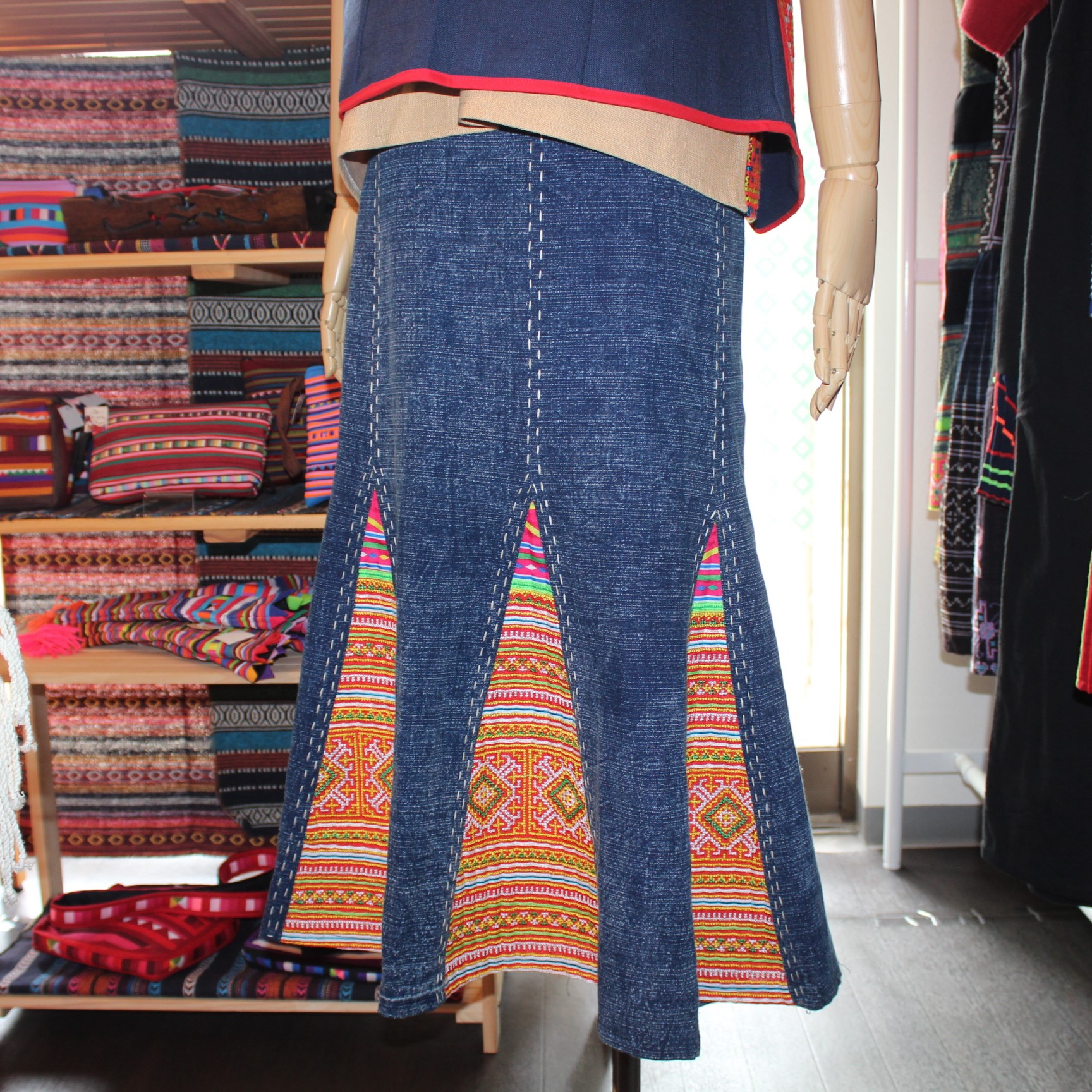モン族刺繍巻きロングスカートが新入荷