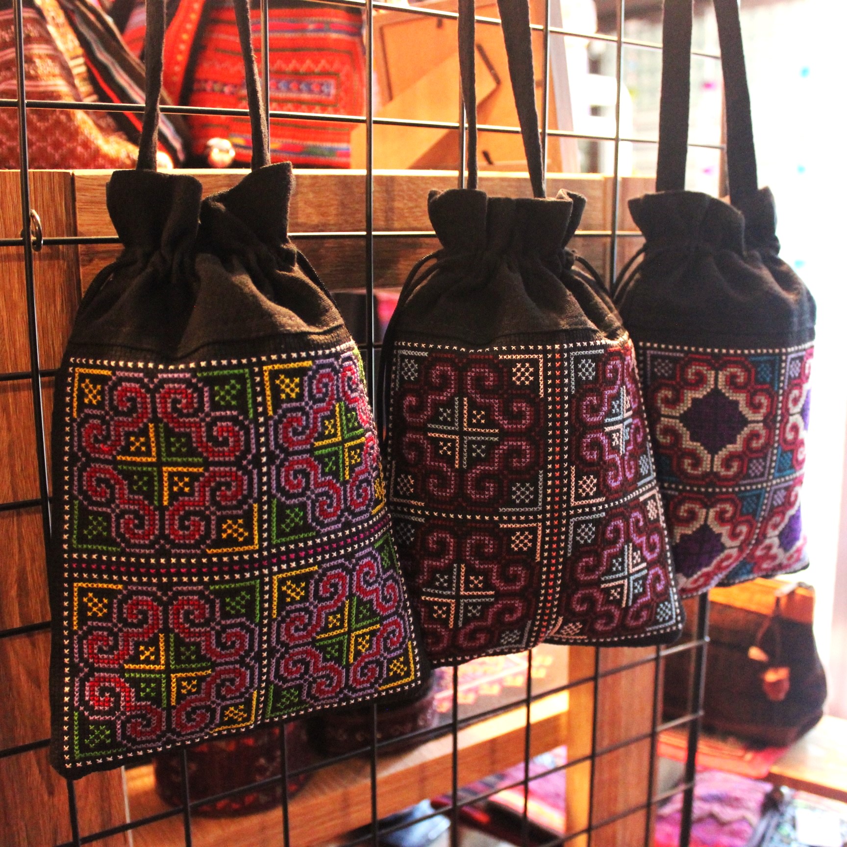 モン族刺繍巾着バッグ*3カラー*が入荷