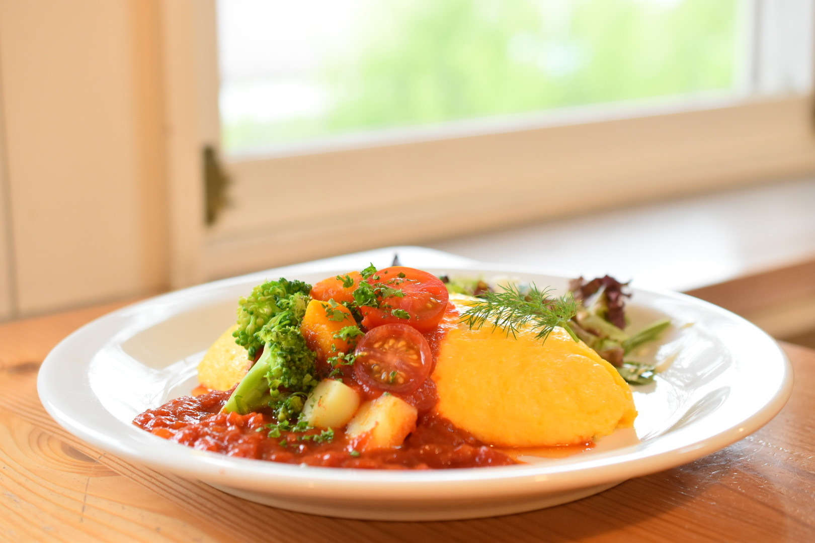 夏野菜のトマトソースオムライス