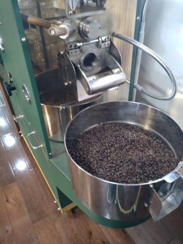 焙煎機と豆.JPG