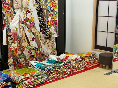振袖展示会開催中・振袖300点展示しております