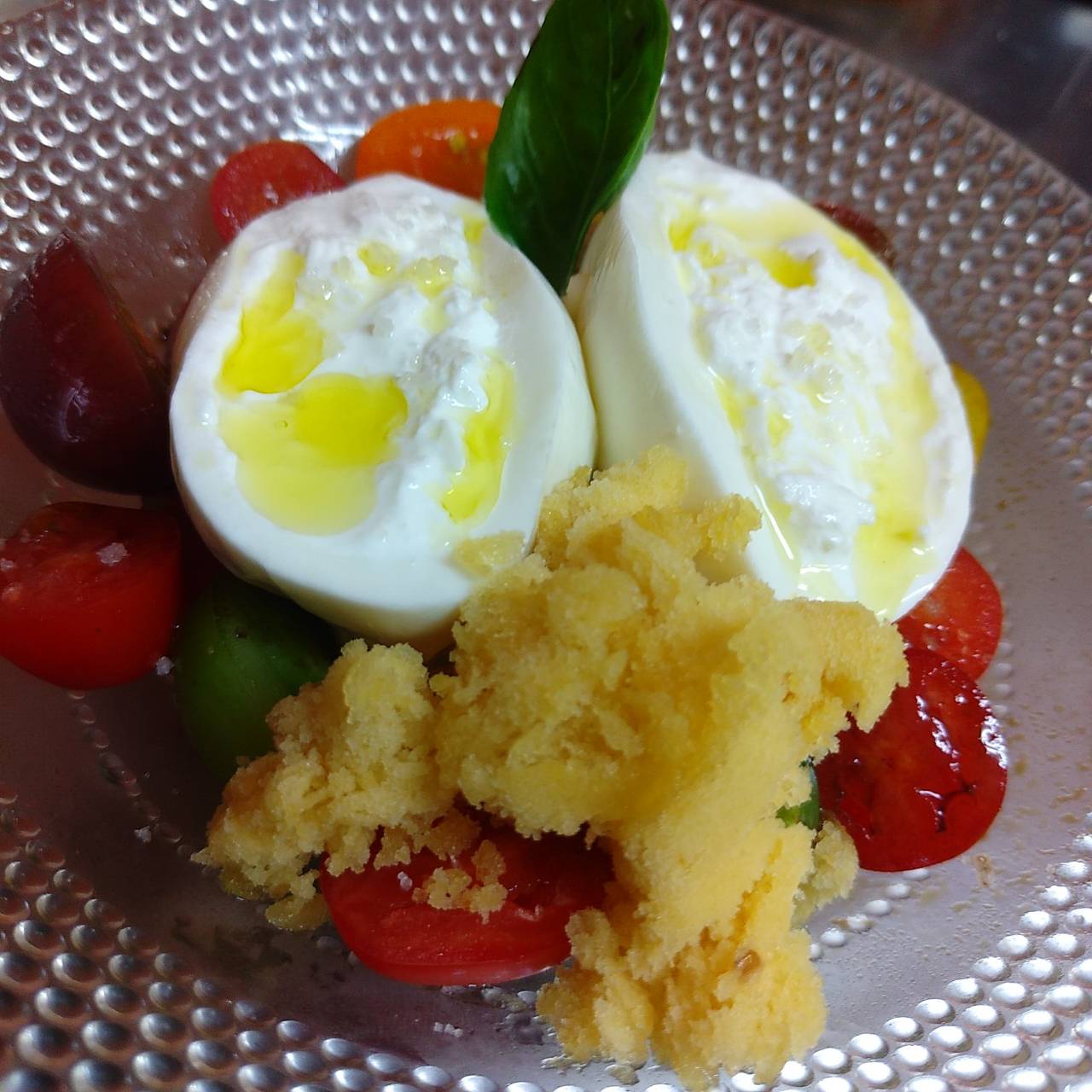 トマトとブラータチーズのカプレーゼ