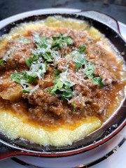 猪肉の赤ワインとトマト煮込み　ポレンタモルビダ