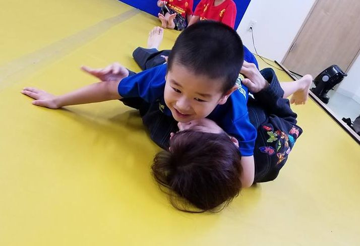 プレキッズ柔術クラスは4歳から。土曜日朝の親子で楽しい柔術も好評です！