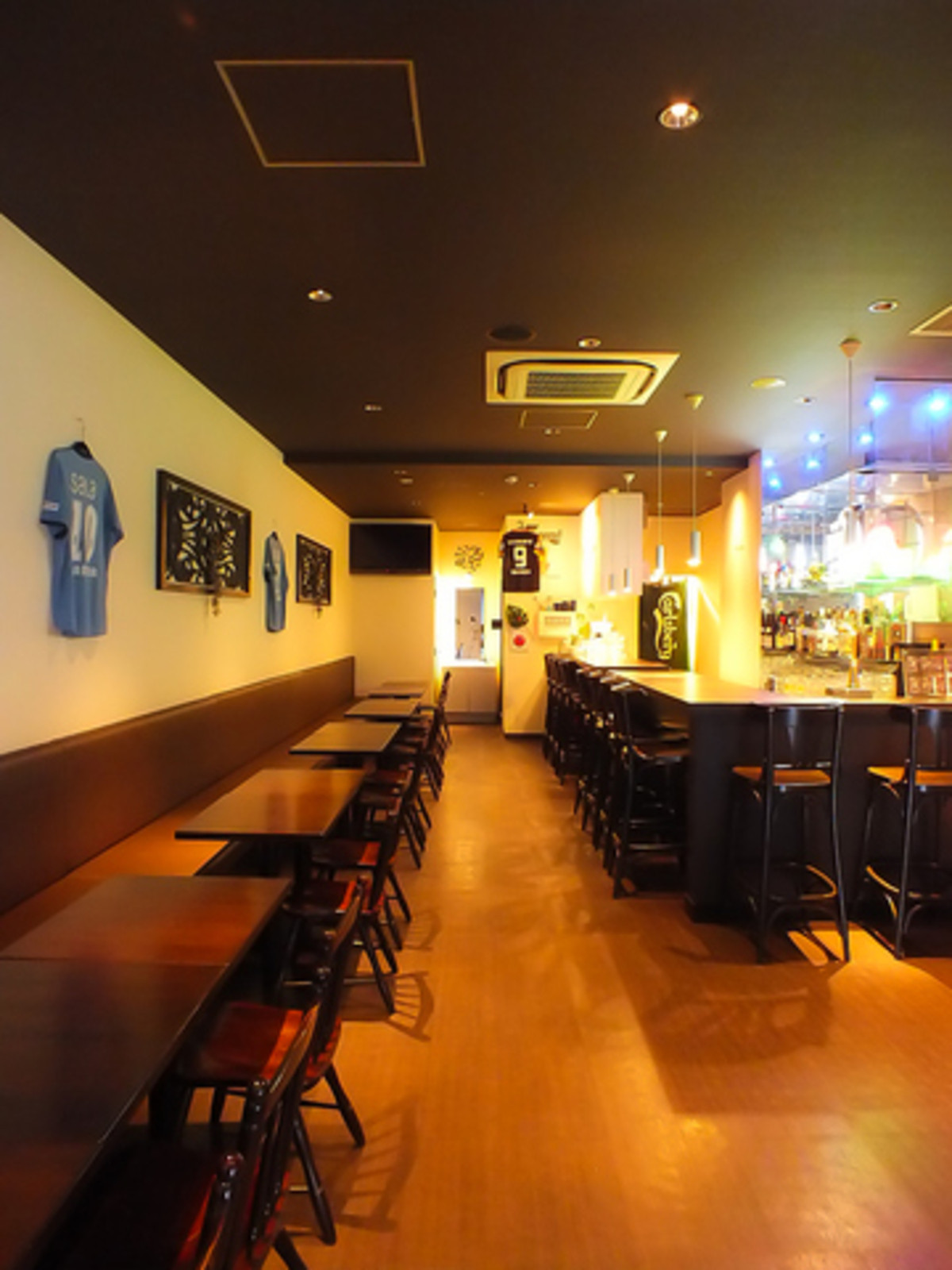 着席３０～最大５０名まで入れる店内。大型プロジェクター、マイク完備