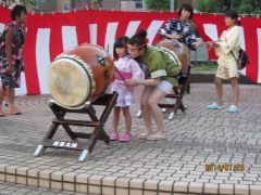 平成26年東寺山県住夏祭りで子ども太鼓教室をおこなう