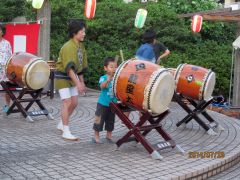 平成26年東寺山県住夏祭りで子ども太鼓教室をおこなう