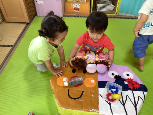お人形遊びをする子どもたち