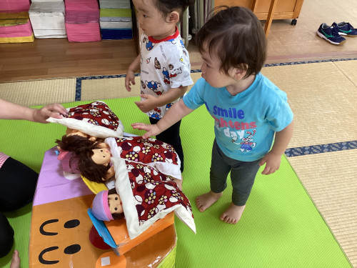 お人形のお世話をする子ども