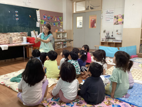 絵本の読み聞かせ