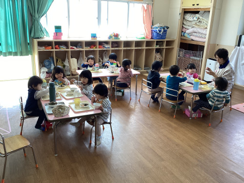 給食を食べる子どもたち