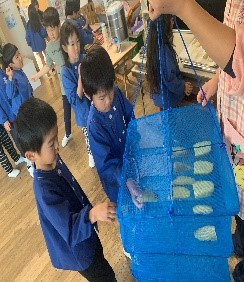 干し芋作りをする子どもたち