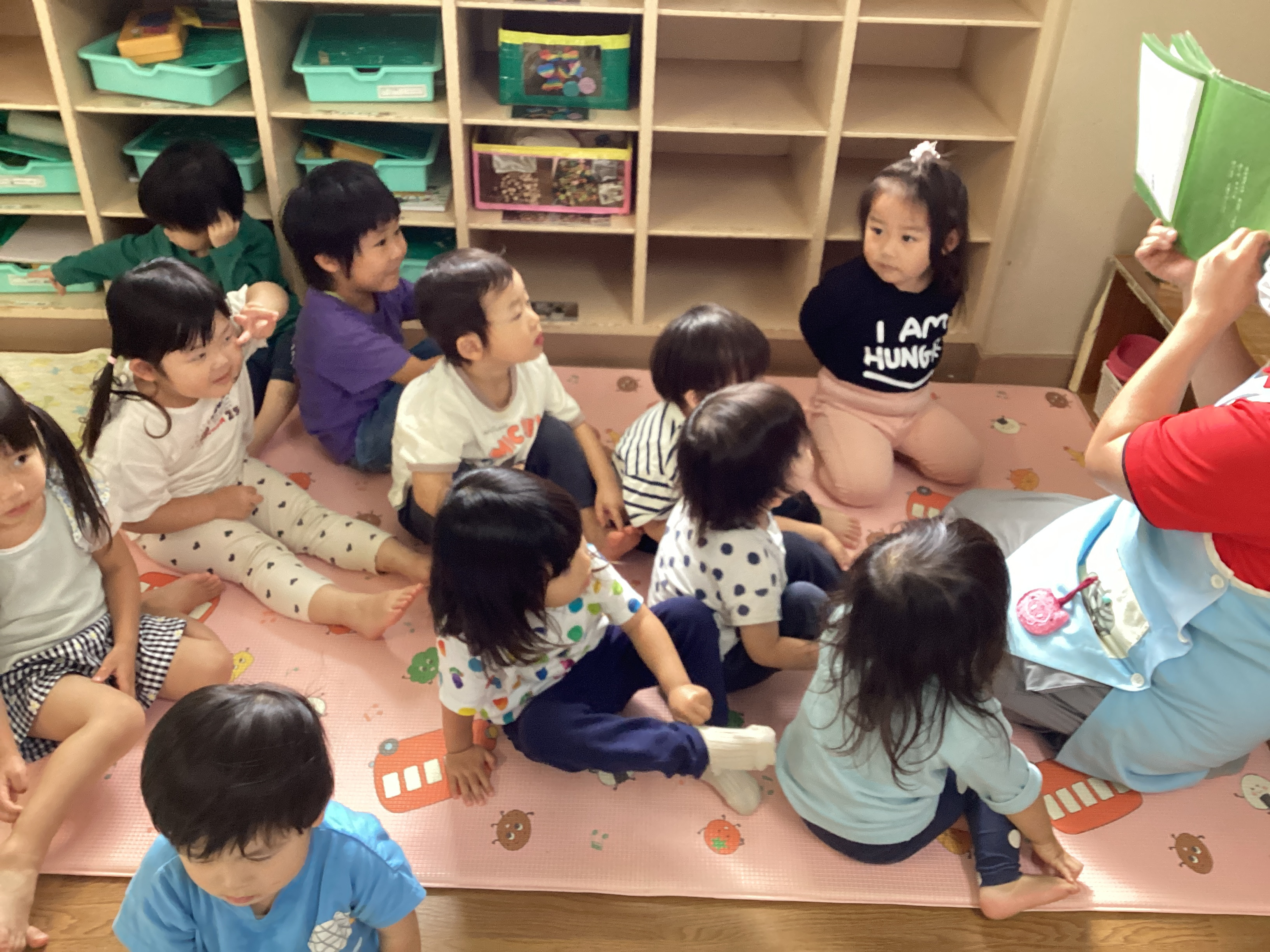 絵本を見る子どもたち
