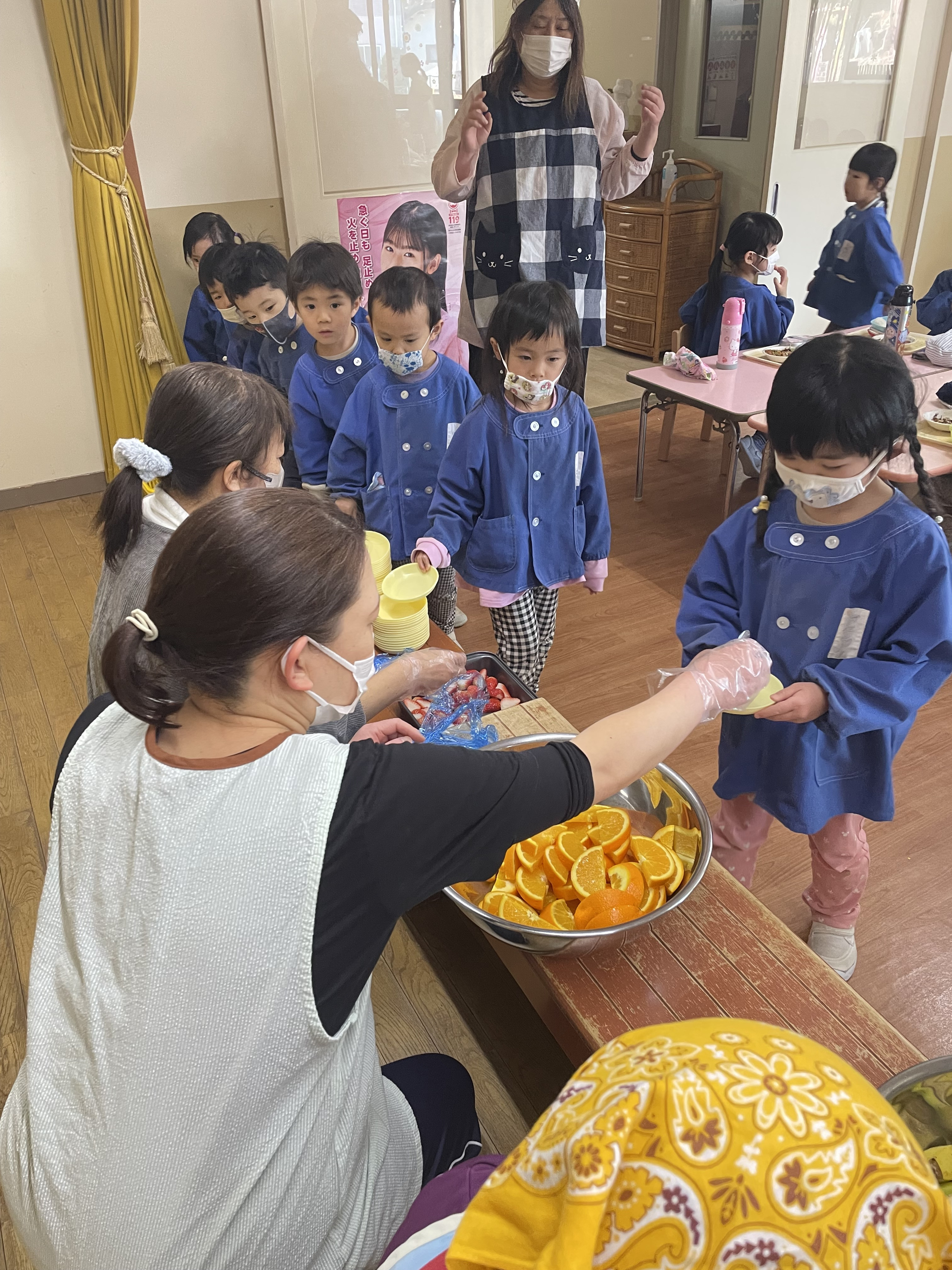 フルーツを選ぶ子どもたち