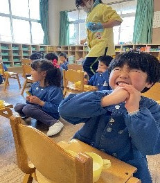 干し芋を食べる子ども