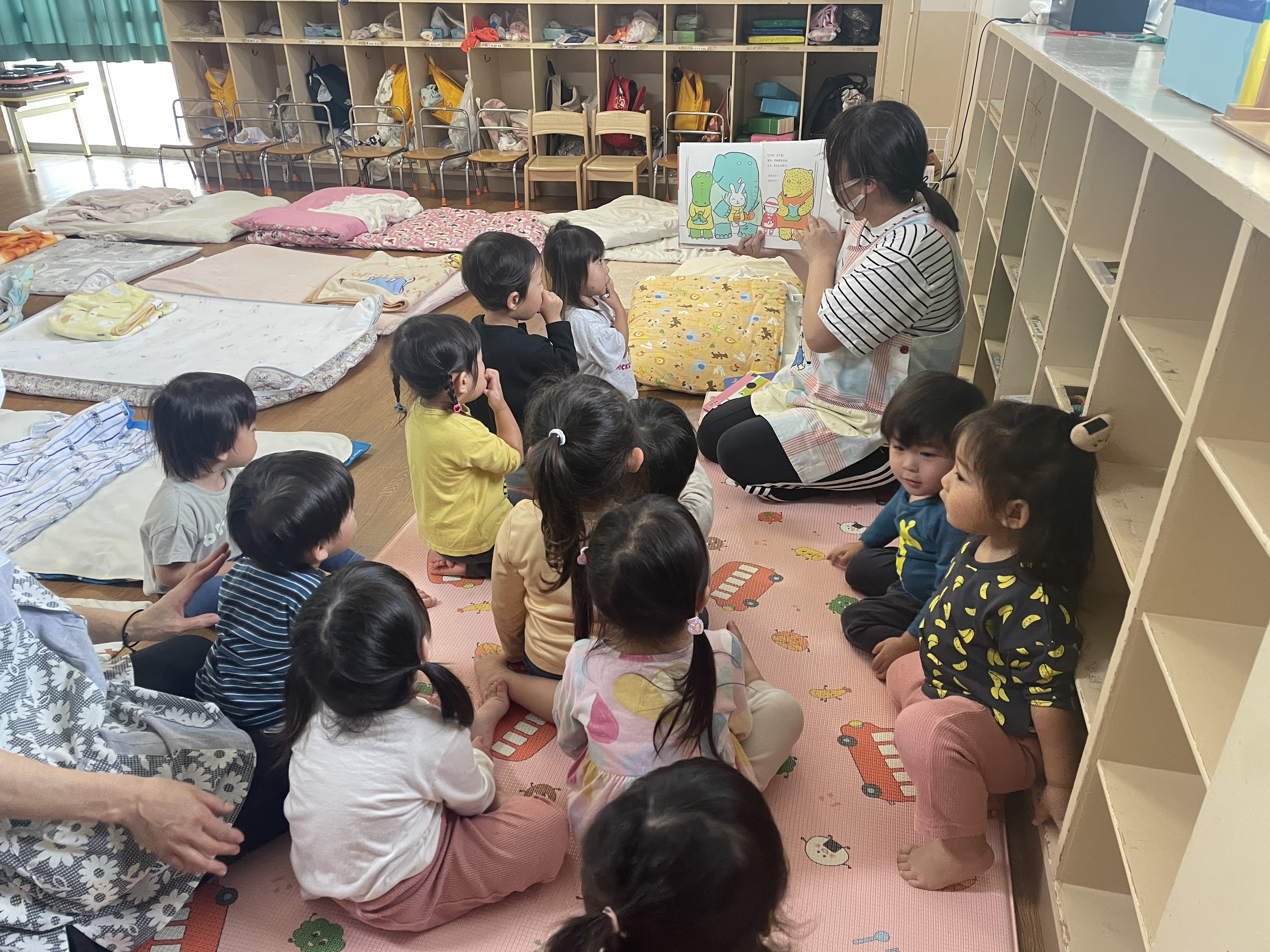 絵本を見る子どもたち
