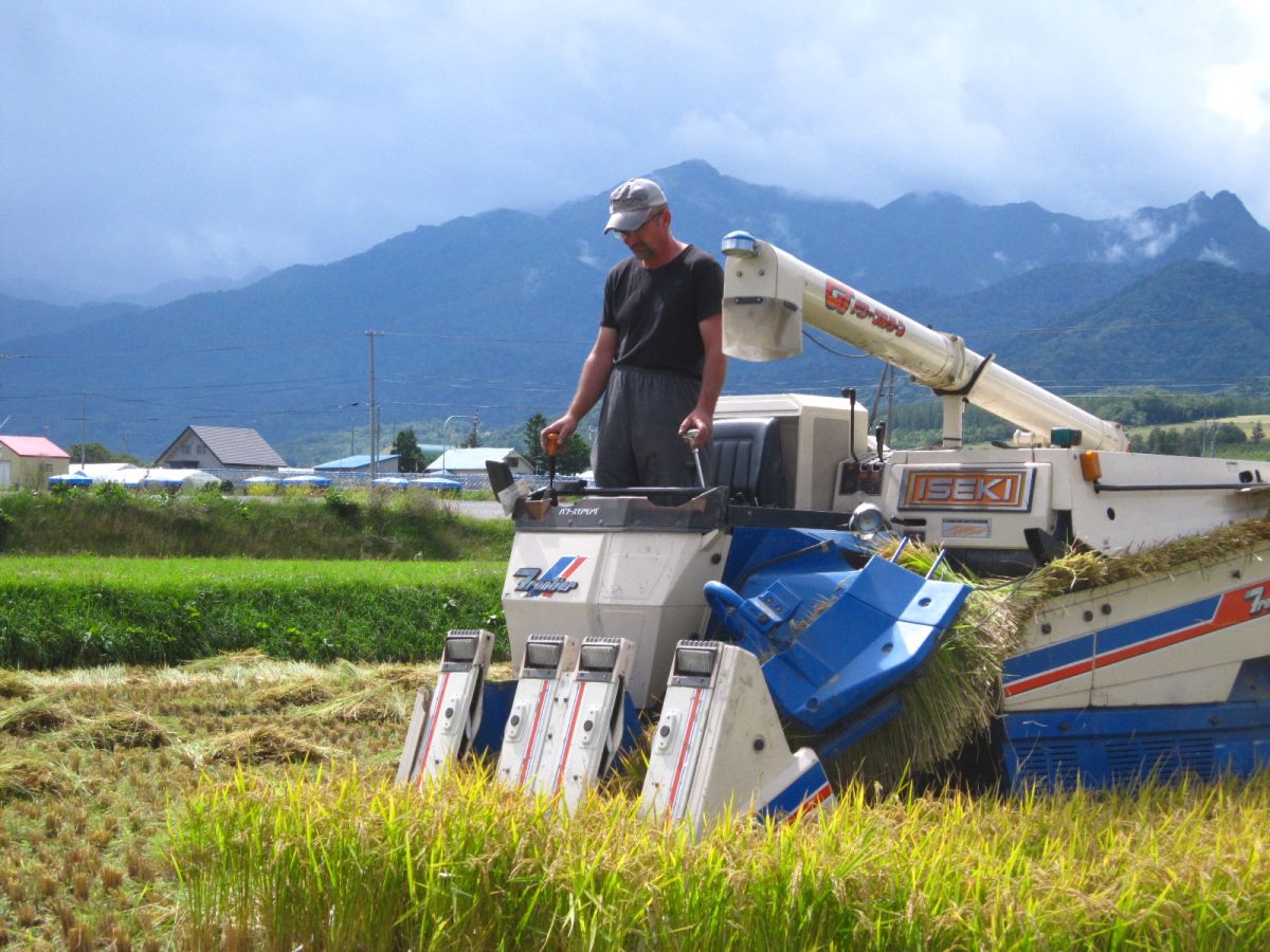 ９月　北海道の短い夏が終わり心地よい秋の風が吹く頃、お米の収穫が始まります。必要最低限の農薬のみで栽培したお米は、毎年一等米に認証され、玄米食にもオススメです。