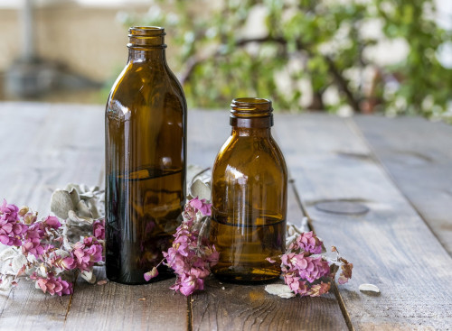 bottles-of-essential-oils-4510907_1920.jpg
