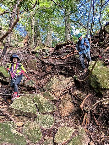 5-1荒々しい登山道.jpg