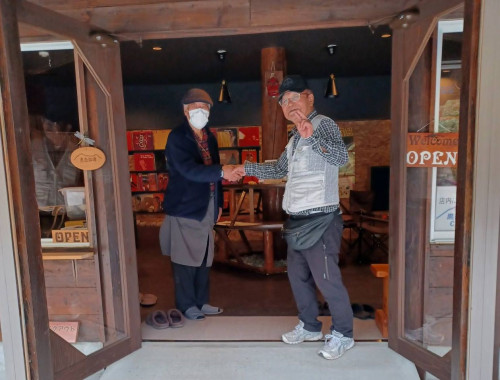 ③店長と握手.jpg