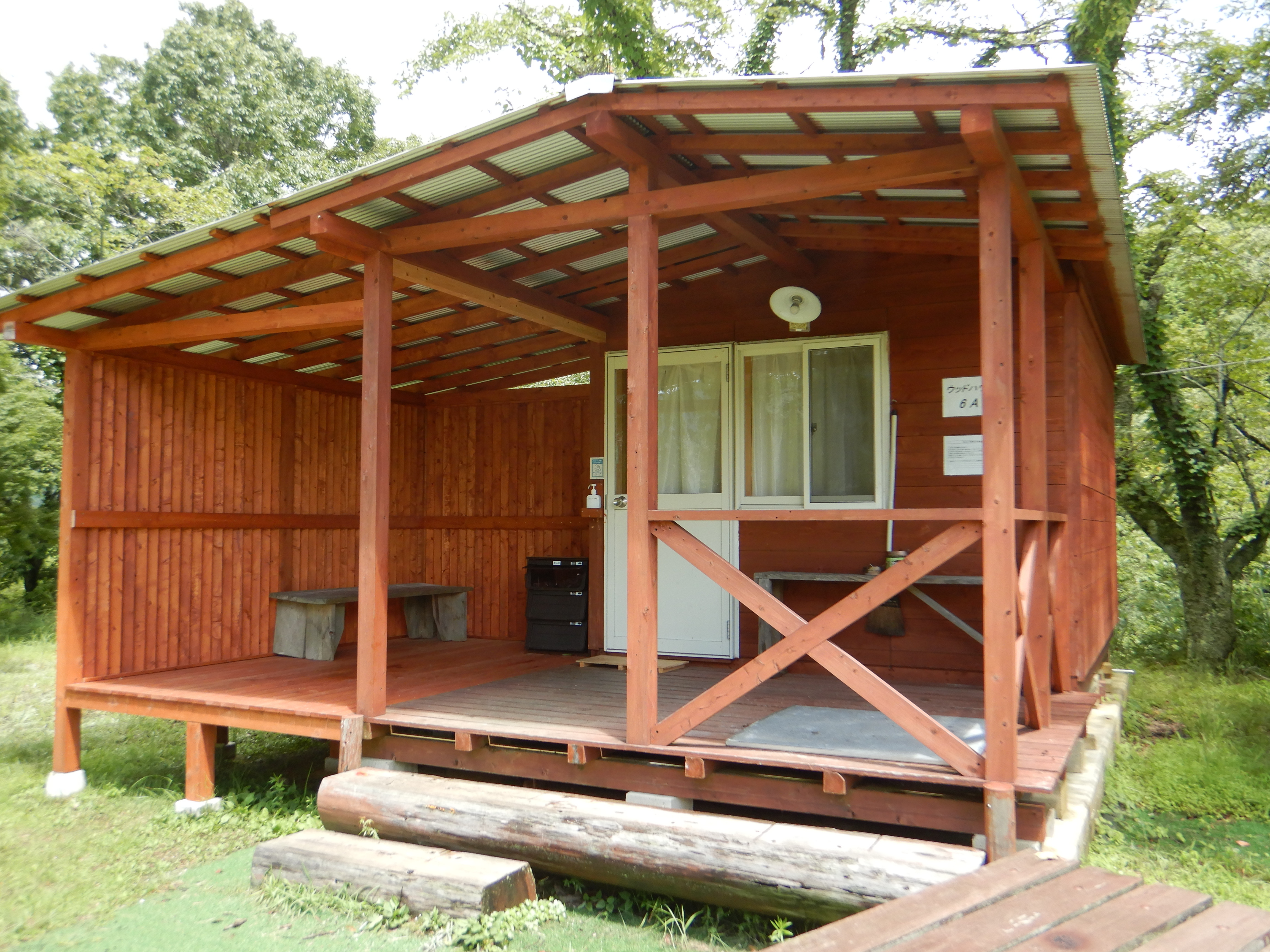 バンガロー6帖A定員:家族限定5名(大人4名まで) - ログハウスと