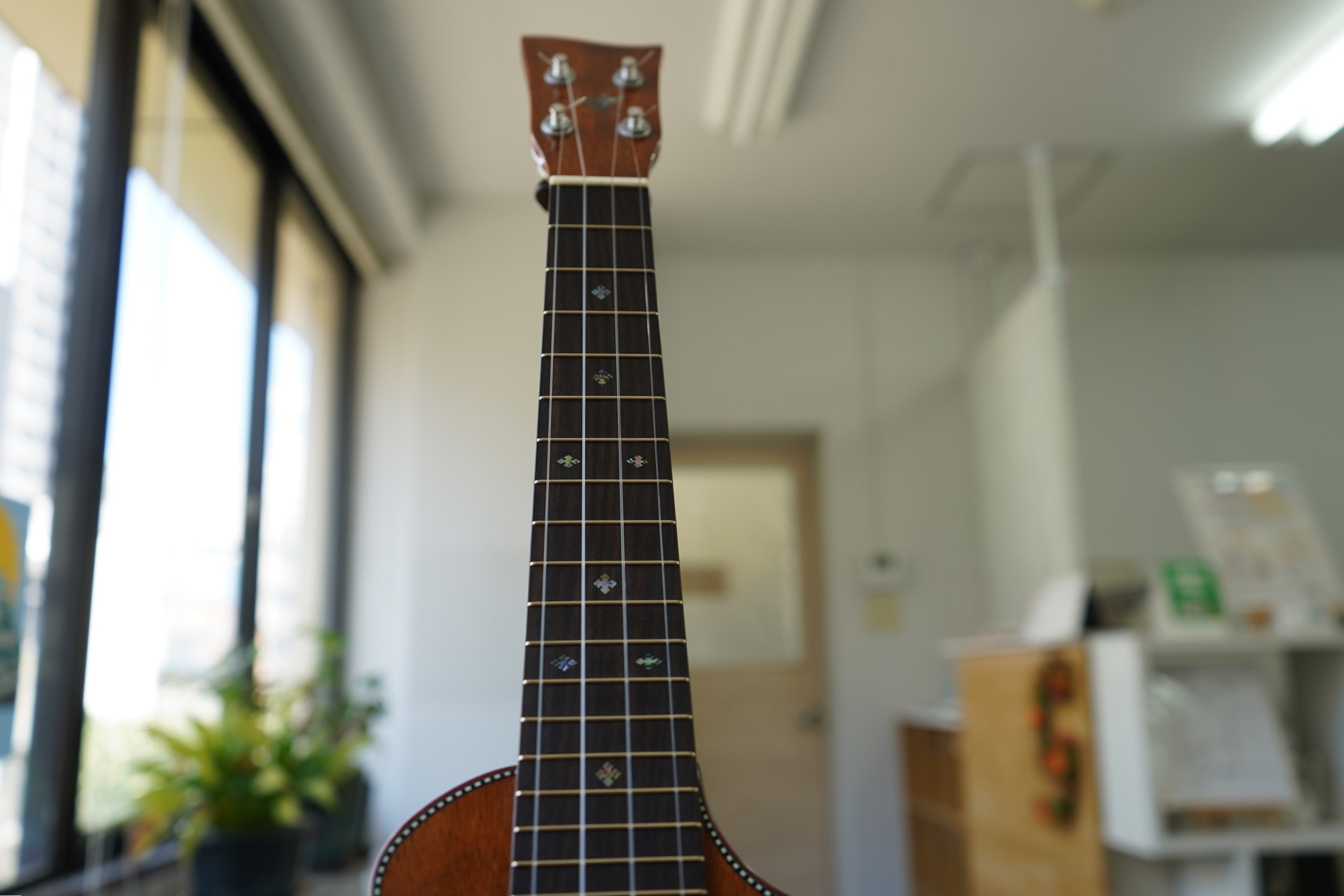 Naturel ukulele ソプラノ キルトホンジュラスマホガニー スロテッドダイヤ 《ポジションマーク》