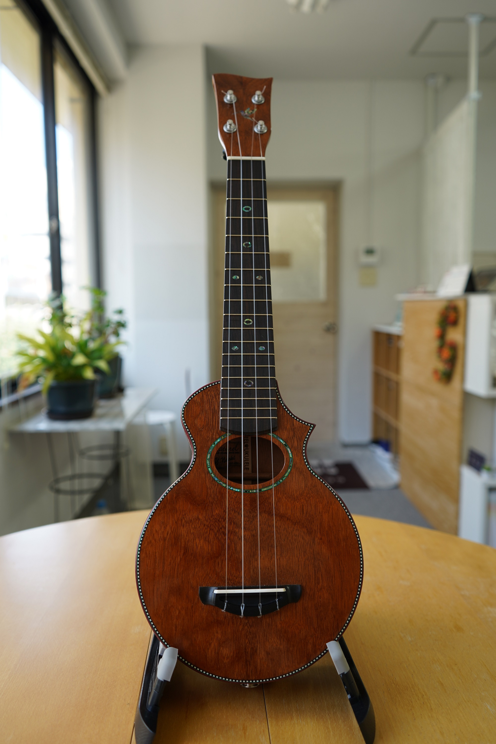 Naturel ukulele ソプラノ キルトホンジュラスマホガニー オーバル 《フロント》