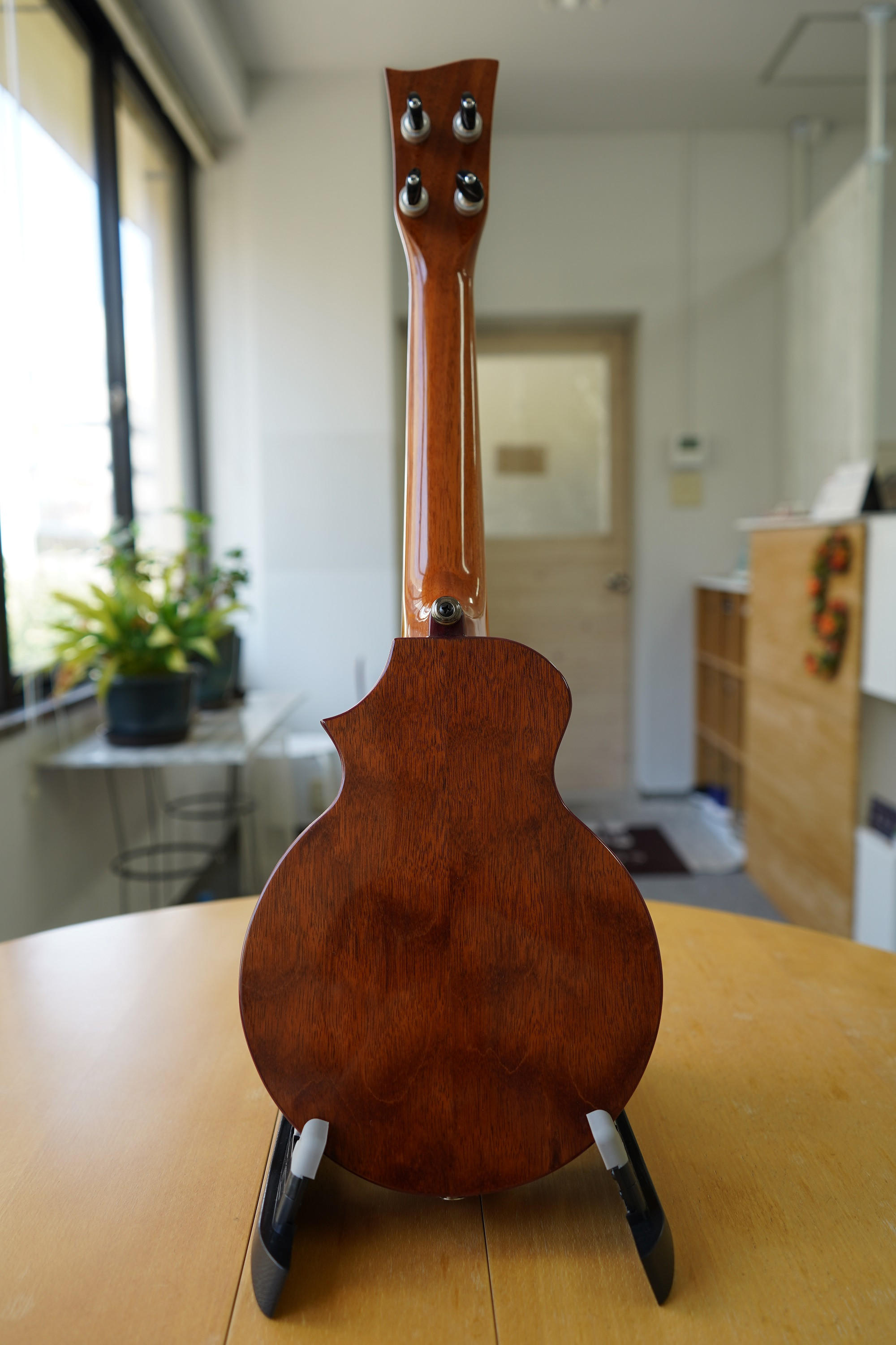 Naturel ukulele ソプラノ キルトホンジュラスマホガニー オーバル 《バック》