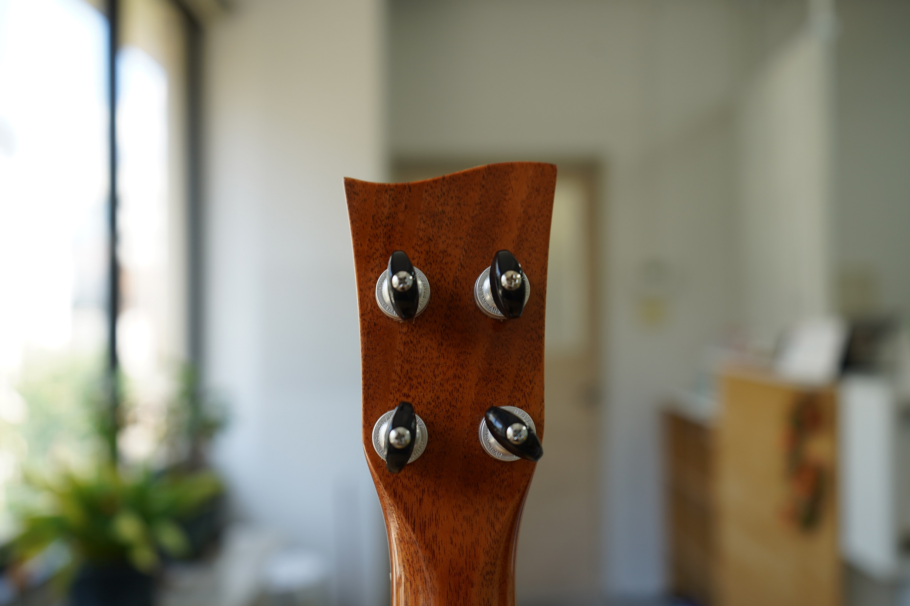 Naturel ukulele ソプラノ キルトホンジュラスマホガニー オーバル 《ペグ ノブ》