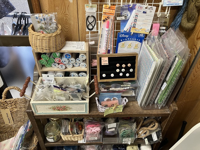 地元に手芸店がなくなってしまい、糸や生地など、少しだけ置くようになりました。