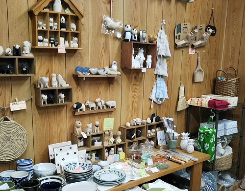 食器や洋服、ファッション小物など、既製品も仕入れています。