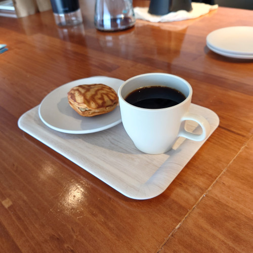 淹れたてのコーヒーとお菓子