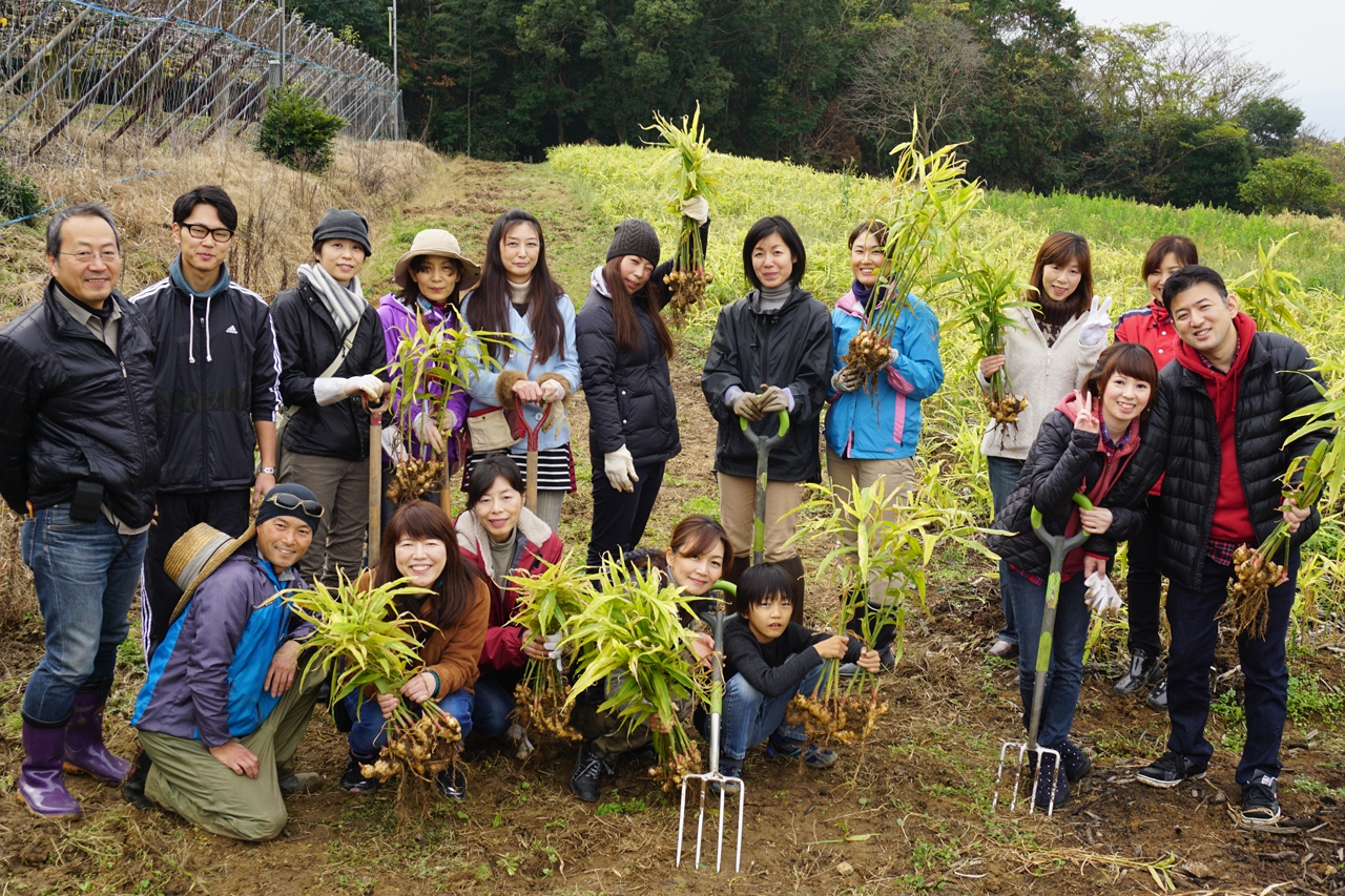 2015生姜掘り集合写真2.jpg