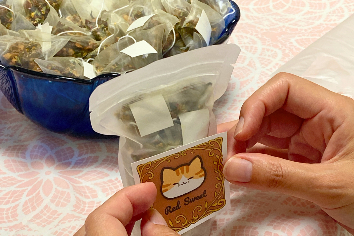 詰め放題でいっぱいになったハーブティー