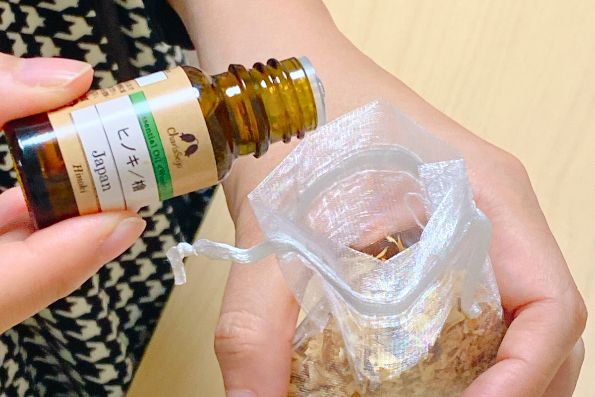 木の香りの精油を加える様子