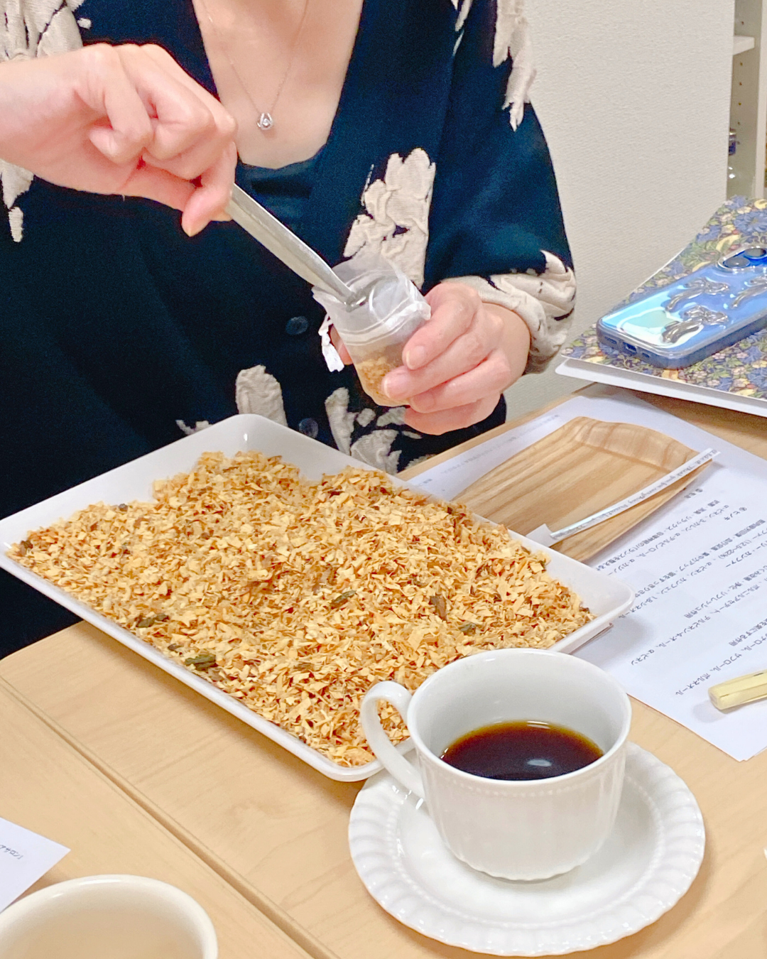 クスノキサシェづくりの様子