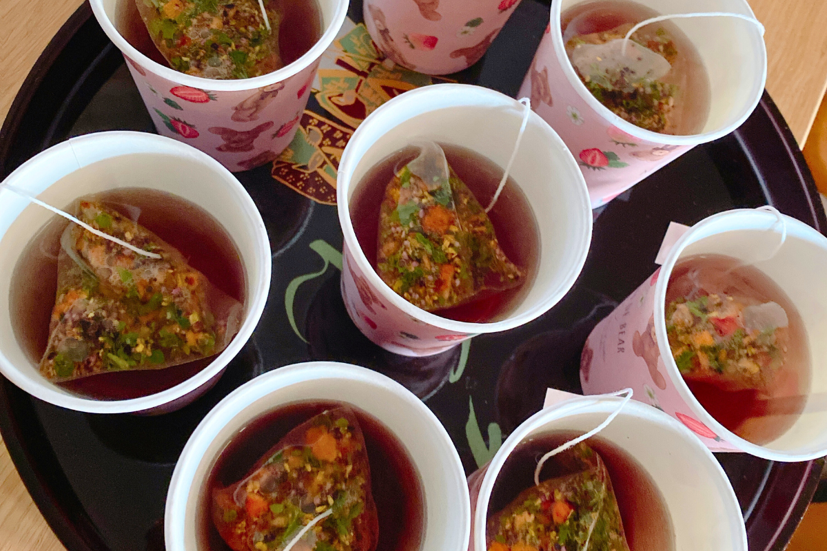 レッドスイートティーをお出しした場面