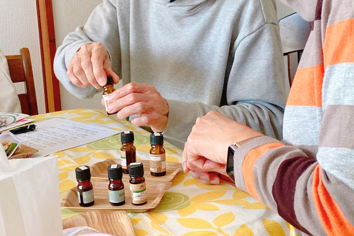 木の精油を並べてご紹介している様子