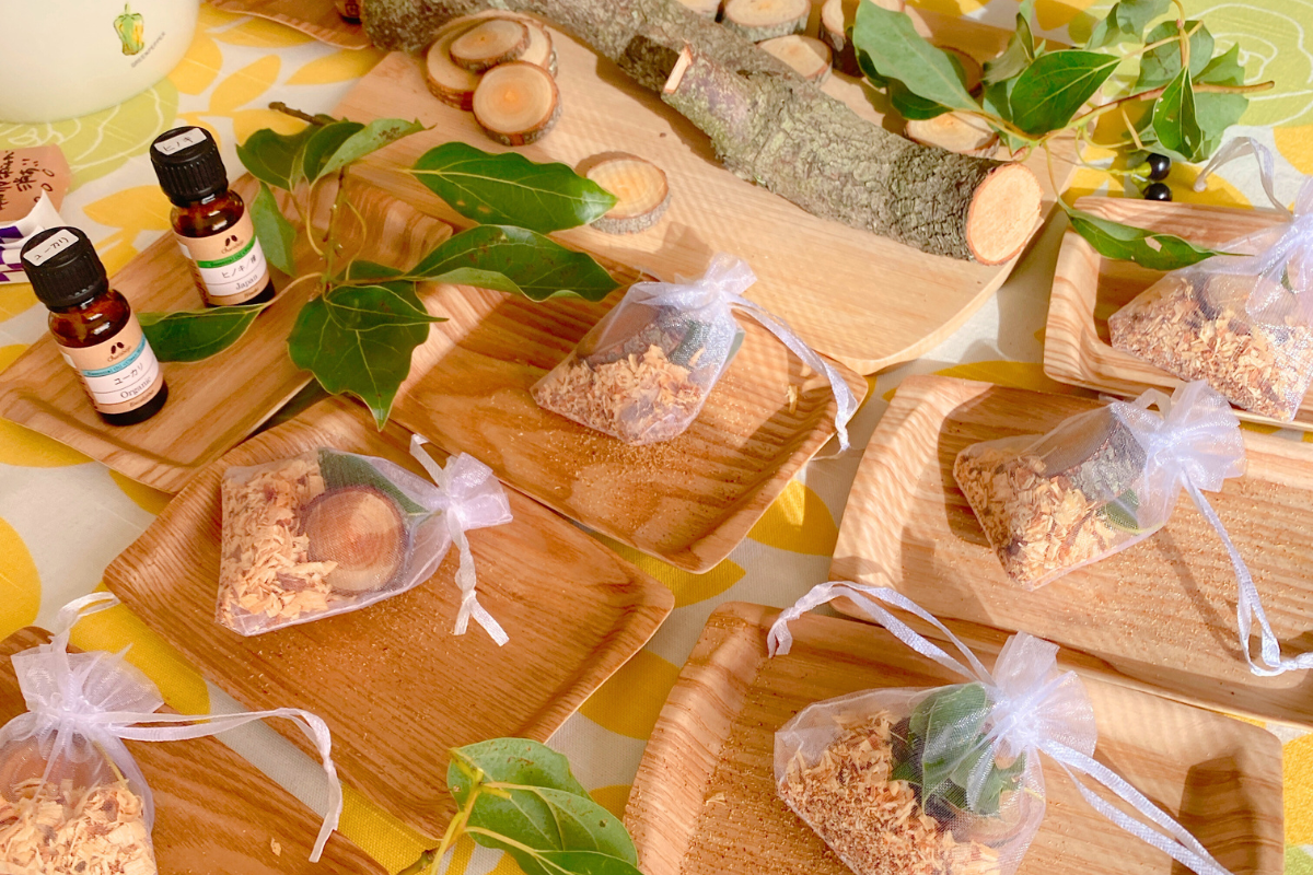 参加者の皆さんが作ったクスノキサシェ