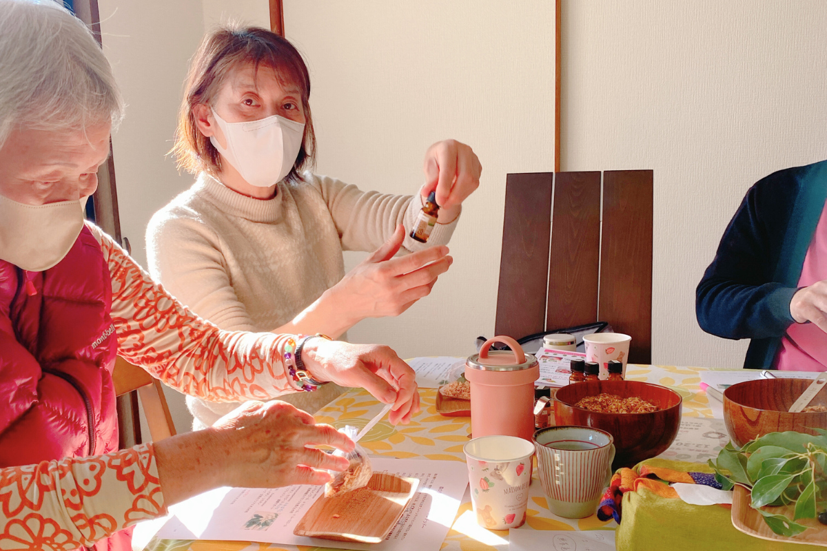 クスノキサシェ作りの様子