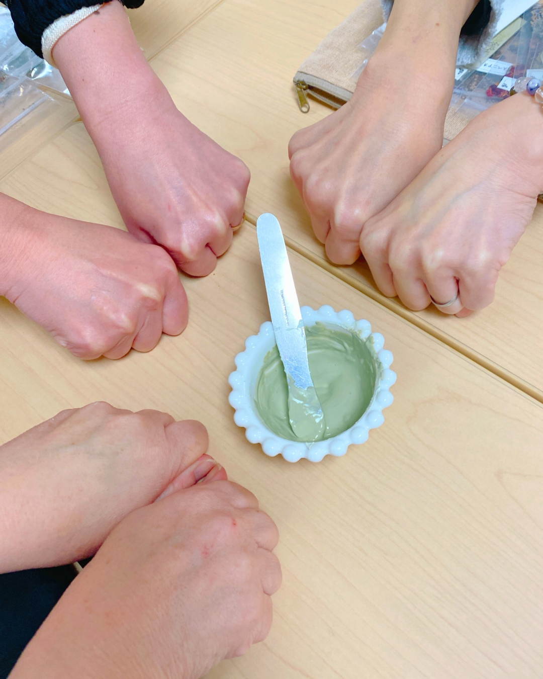 ハーブパック実習（手の甲で体験）