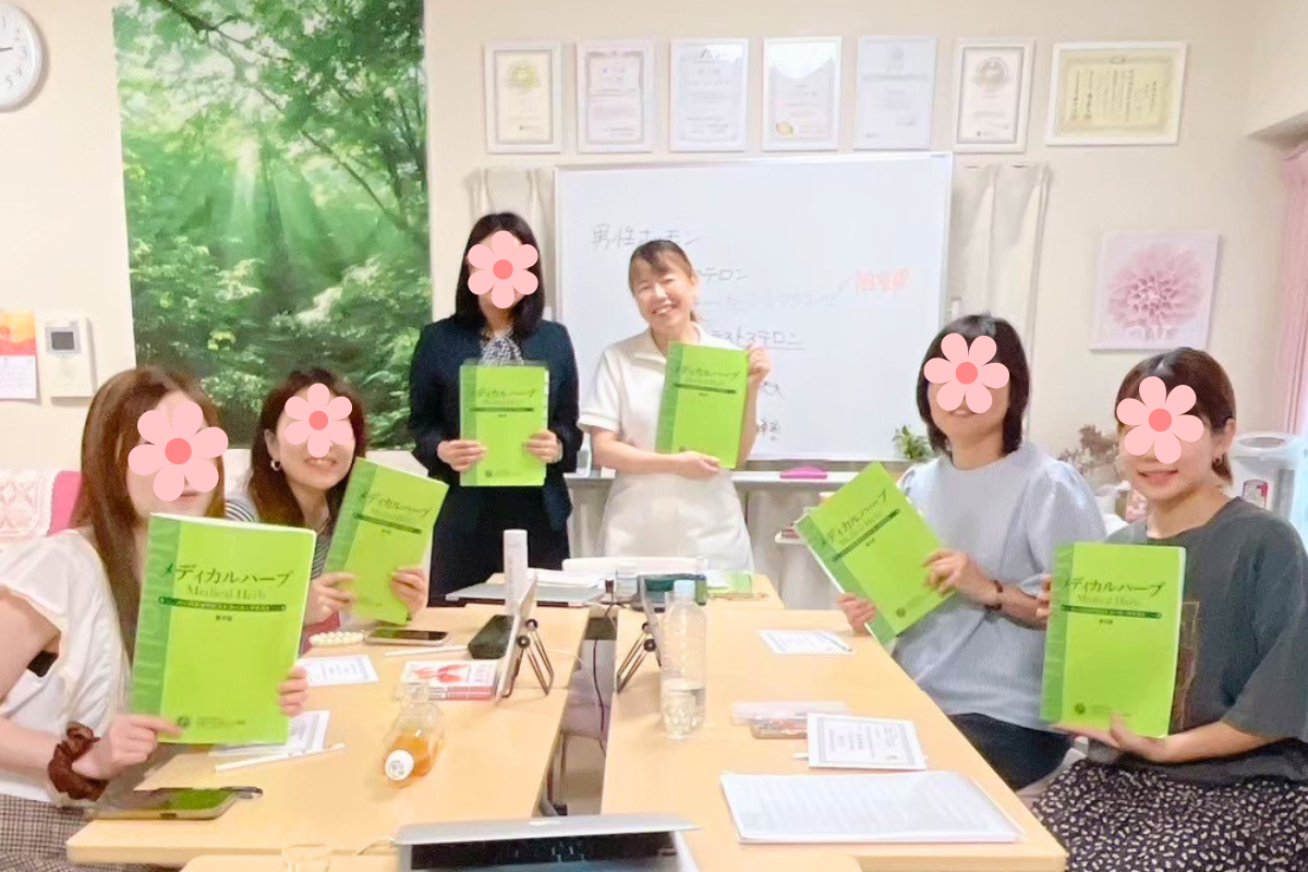 ハーバルセラピスト講座の集合写真